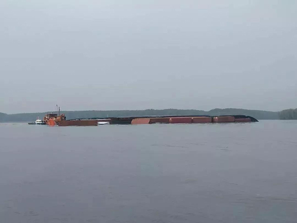 刚刚,一个集装箱船发生倾覆沉没,285个集装箱落水