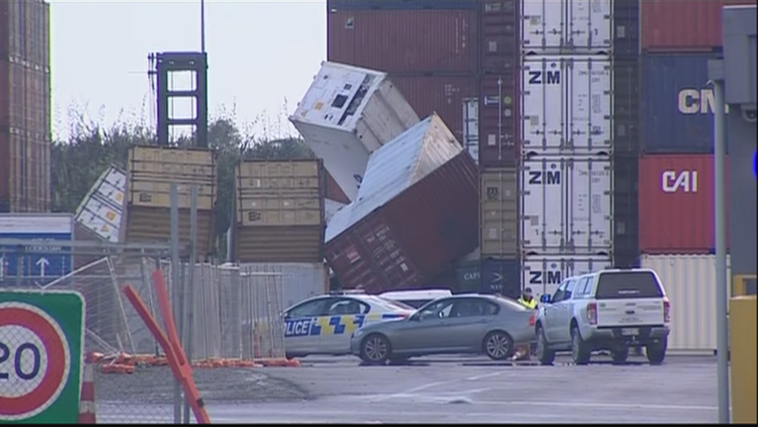 龙卷风袭击国际海运奥克兰港!众多集装箱被毁!