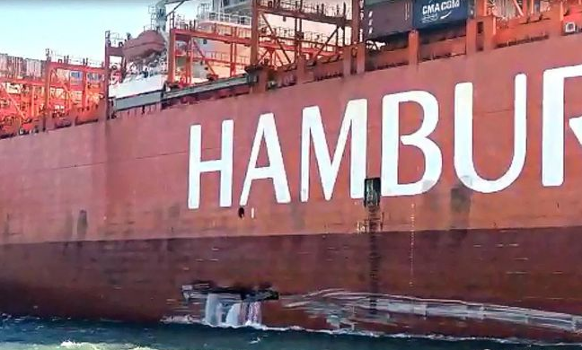 突发:一大型集装箱船撞沉码头,众多船司共舱,注意船期延误!