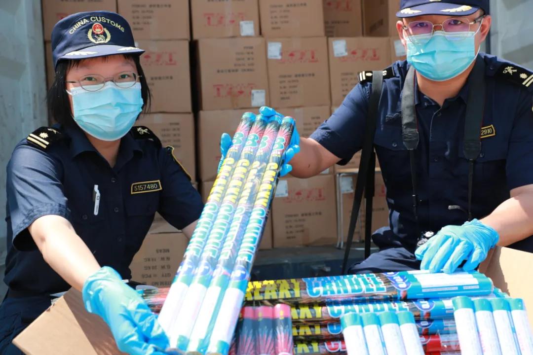 又是谎报瞒报！2426箱烟花爆竹瞒报冲关被查出！