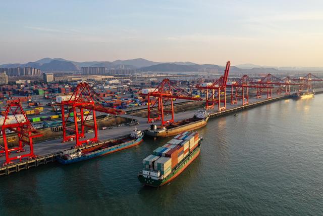 南京港吞吐量居中国内河港口之首吗（已经达到100万标准箱）