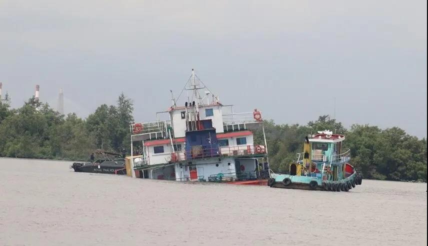 突发!两艘集装箱船相撞,受损严重,船舶下沉,51个集装箱落水!